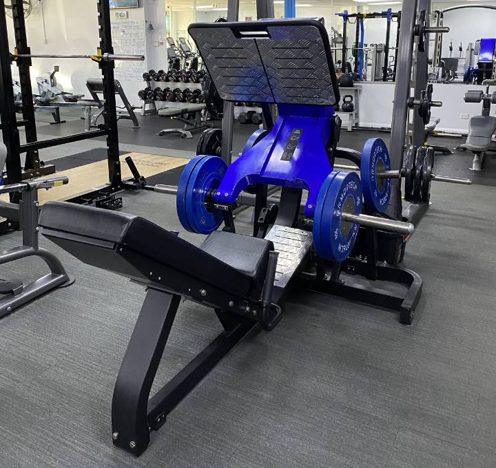 Leg press with weight plates